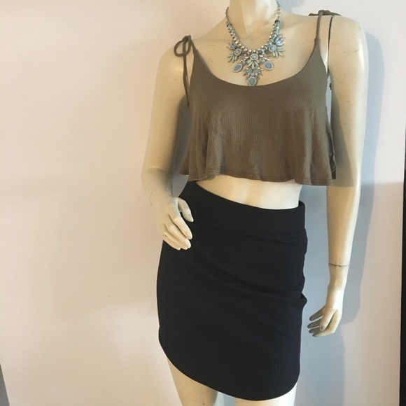 Forever 21 Tops - Olive green ribbed cropped camisole tank top. Self tie